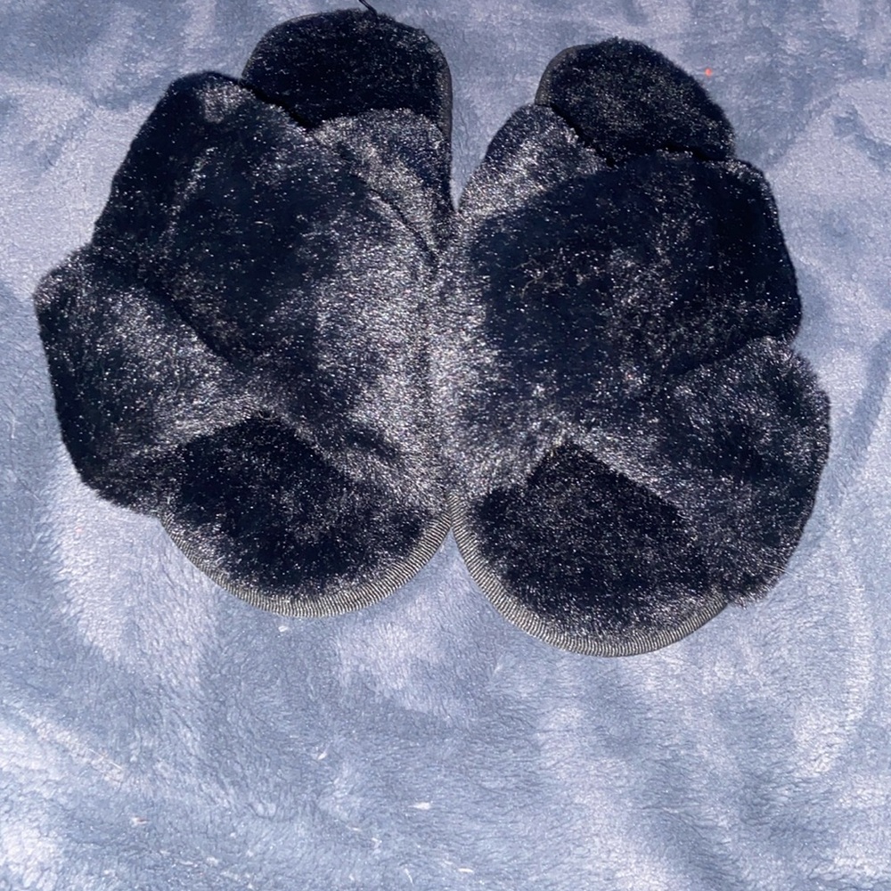 Fuzzy black slippers with memory foam